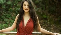 Gülsim Ali Cannes Film Festivali'nde boy gösterdi! Pek beğenilmedi