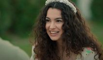 Kayalıklarda süper minisiyle poz verdi! Beğeni yağdı