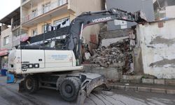 Konak'ta metruk yapıların yıkımı devam ediyor