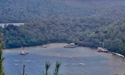 Marmaris'te fırtınada 3 gezi teknesi karaya oturdu