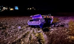 Takla atan otomobil tarlaya uçtu!