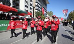 Karşıyaka sokaklarında bando şöleni