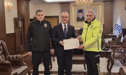 Ayağındaki çorabı üşüyen çocuğa veren polise teşekkür plaketi