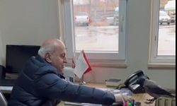Belediye başkanı, odasına giren kargayı besledi