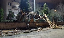 Bursa'da çatılar uçtu, araçlar zarar gördü