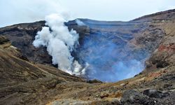 Helikopterin enkazı, Aso Yanardağı'ndaki kraterde bulundu