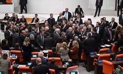 Mecliste 'emekli maaşı' kavgası: CHP'li Ağbaba karton tabut getirdi, meclis karıştı
