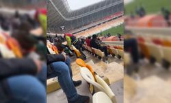 Polis, üşüyen çocuğa çorabını çıkarıp verdi