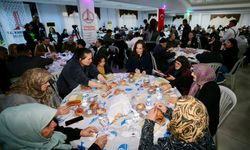 Karşıyaka'da ilk iftar sofrası Cumhuriyet Mahallesi'nde kuruldu