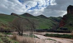 Alaşehir'de sağanak; dere taştı, kara yolu çöktü