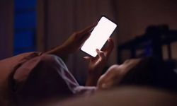 Gece telefon ışığındaki gizli tehlike! Uzmanı uyardı: Göz sağlığınızı mahvediyor