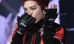 Koreli rapçi Uşakspor logolu ceketle sahneye çıktı