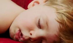 Çocuğunuz ağzı açık uyuyorsa dikkat! Nedeni çene problemleri olabilir