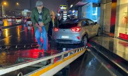 Otomobil kaldırımdaki çocuğa çarptı