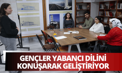 Konak'ta gençler yabancı dilini konuşarak geliştiriyor