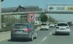 Afiş asarken üst geçitten düşüp, hayatını kaybetti