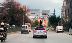 Seyir halindeki aracın üzerinde dans etti