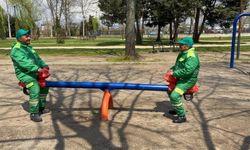 Temizlik görevlilerinin molada 'tahterevalli' eğlencesi