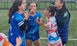 Kadın futbol takımı oyuncuları sahada birbirine girdi