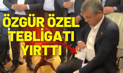 Özgür Özel, kendisine ulaştırılan tebligatı yırttı