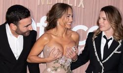 Jennifer Lopez'in göğüsleri galaya damga vurdu