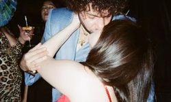 Selena Gomez ve Benny Blanco'nun restoran pozu olay oldu! Hayranlar şaşkına döndü