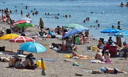 Antalya'da sıcak hava bunalttı