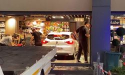 Akaryakıt istasyonundaki otomobil markete daldı