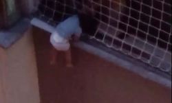 Balkon filesine takılan çocuğu itfaiye kurtardı