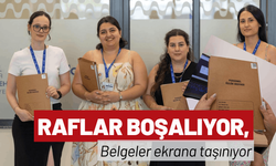 Raflar boşalıyor, belgeler ekrana taşınıyor