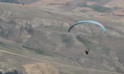 Kayalıklara düşen yamaç paraşütü pilotu öldü
