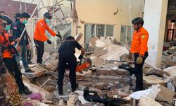 Endonezya'da 7.7 büyüklüğünde deprem: Can kaybı 38'e yükseldi