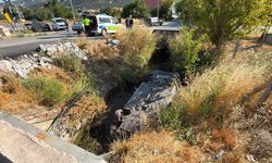 Otomobil kanala devrildi, sürücü yaralandı