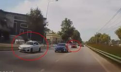 Otoyolda yarışan iki otomobilin çarpıştığı kaza kamerada