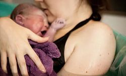 Ağrıyı azaltıyor, hareket özgürlüğü sağlıyor! Suda doğum her anne adayı için uygun mu?