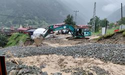 Uzungöl'de sağanak; dere taştı, heyelan meydana geldi