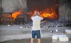 Antalya'daki yangında 5 depo küle döndü