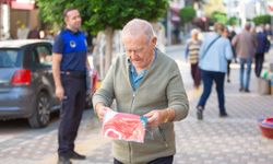 Narlıdere Belediyesi'nden Cumhuriyet Bayramı için bayrak dağıtımı