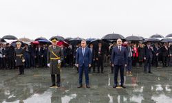 Cumhuriyet Bayramı kutlamaları çelenk sunma töreni ile başladı