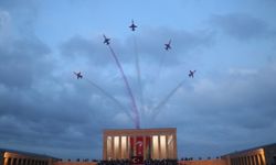 Cumhuriyet Bayramı’nda Türk Yıldızları'ndan Anıtkabir’de saygı uçuşu