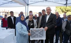 Kemalpaşa'da 656 çiftçiye 4 bin zeytin kasası desteği