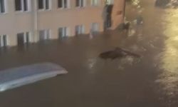 Sarıyer'de su altında kalan araçlar sürüklendi