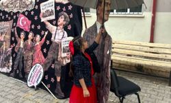 Yağmurda Atatürk maketini şemsiyeyle korudu