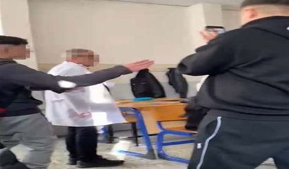 Öğrencilerin alay ettiği öğretmene velilerden destek