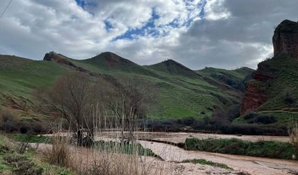 Alaşehir'de sağanak; dere taştı, kara yolu çöktü