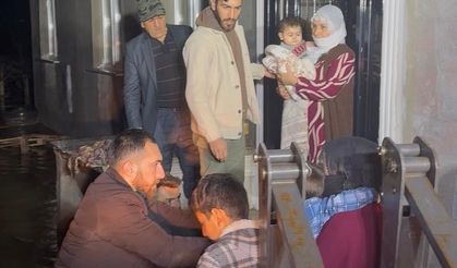 Manisa’da selde mahsur kalan 11 kişilik aile kurtarıldı