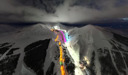 Palandöken'de iftar sonrası rengarenk pistlerde kayak