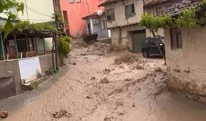 Bursa'da sel meydana geldi; evleri su bastı, çatı çöktü