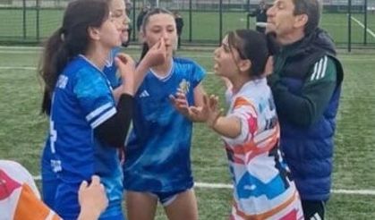 Kadın futbol takımı oyuncuları sahada birbirine girdi