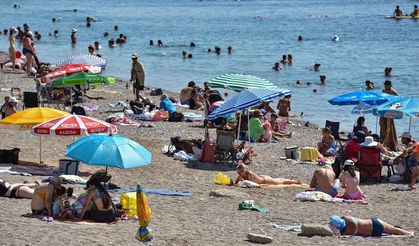 Antalya'da sıcak hava bunalttı